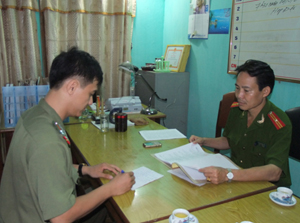 Thiếu tá Nguyễn Trọng Trí – Đội trưởng Đội truy nã chia sẻ với tác giả khó khăn trong quá trình truy bắt tên Dương Thái Bình.
