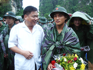 Đồng chí Hoàng Việt Cường, Bí thư Tỉnh ủy, Bí thư Đảng ủy Quân sự tỉnh động viên tân binh lên đường nhập ngũ.