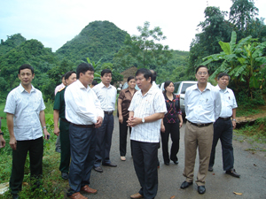 Đoàn công tác Ban Chỉ đạo Tây Bắc kiểm tra kết quả thực hiện Nghị quyết 37 tại bản dao Đằng Long, xã Bắc Sơn, huyện Kim Bôi.
 
