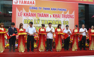 Đồng chí Hoàng Việt Cường, Bí thư Tỉnh ủy cắt băng khánh thành và khai trương đại lý Yamaha 3S Anh Phong.