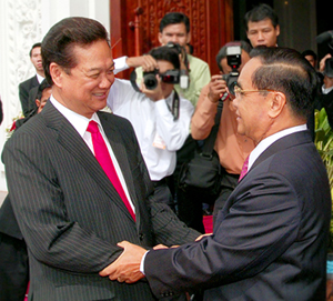 Thủ tướng Thoongxỉnh Thămmavông đón Thủ tướng Nguyễn Tấn Dũng (Ảnh: Chinhphu.vn) 
