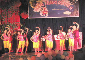 Màn hát múa khai mạc đêm hội do Chú Cuội cùng các em thiếu nhi Trung tâm hoạt động TTN biểu diễn.