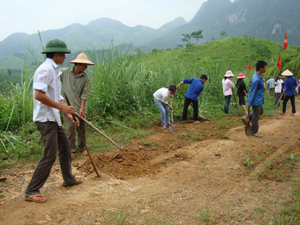ĐV-TN huyện Kim Bôi tham gia hoạt động cải tạo, nâng cấp đường GTNT tại xã Mỵ Hòa.