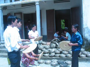 Sau đào tạo nghề, lao động nông thôn xóm Lộc Môn, xã Trung Sơn (Lương Sơn) đã làm ra thành phẩm, có thu nhập trên 1 triệu đồng/lao động/tháng