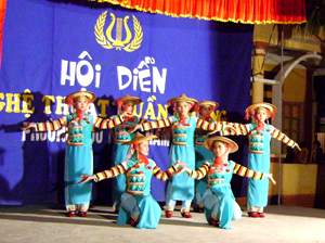 Dân vũ và trang phục của dân tộc Hà Nhì được biểu diễn tại hội diễn nghệ thuật quần chúng phường Hữu Nghị.
