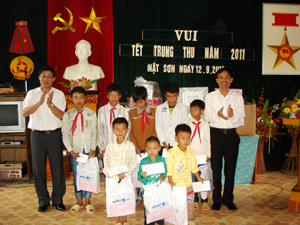 Thay mặt lãnh đạo tỉnh, Đồng chí Bùi Văn Cửu, Phó Chủ tịch TT UBND tỉnh tặng quà cho thiếu niên, nhi đồng xã Nật Sơn (Kim Bôi) nhân dịp Trung thu năm 2011.