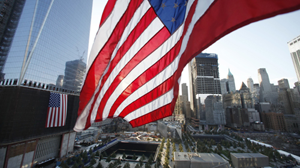 Lá cờ Mỹ bay trên khu vực Ground Zero, nơi tòa tháp đôi của Trung tâm thương mại thế giới sụp đổ, ở New York - Ảnh: Reuters 
