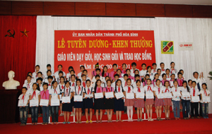 TPHB tuyên dương, khen thưởng học sinh giỏi năm học 2010-2011.