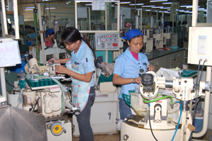 TPHB thu hút được nhiều dự án vốn đầu tư 100% nước ngoài, giải quyết việc làm cho hàng ngàn lao động. 
Trong ảnh: Một dây chuyền sản xuất tại Công ty thấu kính R  Việt Nam.