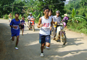 Cuộc đua tài của các VĐV Lạc Sơn tại gải việt dã cấp huyện năm 2011.
