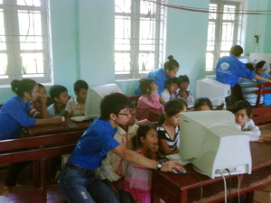 Sinh viên tình nguyện trường ĐH Phương Đông hướng dẫn kiến thức cơ bản về công nghệ thông tin cho các em thiếu nhi huyện Yên Thủy.