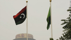 Lá cờ của chính quyền phe nổi dậy bay phấp phới tại Đại sứ quán Libya ở Bắc Kinh hôm 23.8. Ảnh: CNN.