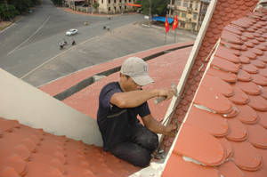 Công nhân Công ty CP Cửu Long chạy đua với thời gian sửa chữa mái vòm Cung Văn hóa tỉnh, chất lượng và đảm bảo tiến độ. 
 

