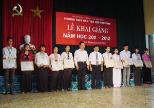 Lãnh đạo UBND huyện Yên Thủy trao giấy khen, phần thưởng cho 10 học sinh là con em Yên Thủy đang học tại trường PTDT nội trú tỉnh.
