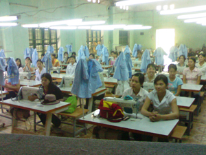 Lao động nông thôn của huyện Lương Sơn tham gia học nghề may công nghiệp tại Trung tâm Dạy nghề huyện.