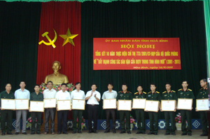 Đồng chí Bùi Văn Cửu, Phó Chủ tịch Thường trực UBND tỉnh trao bằng khen cho 17 tập thể có thành tích xuất sắc trong công tác dân vận của lực lượng DQTV giai đoạn 2001 – 2011.