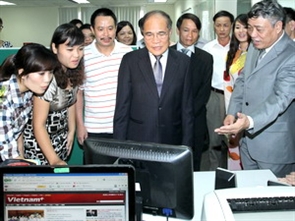 Chủ tịch Nguyễn Sinh Hùng thăm Ban Biên tập 
tin đối ngoại TTXVN. Ảnh: Tấn Sang/TTXVN