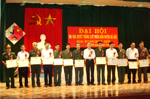 Lãnh đạo UBND huyện Đà Bắc trao giấy khen cho các tập thể, cá nhân có tành tích xuất sắc.