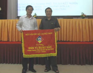 Lãnh đạo Hiệp hội Đô thị Việt Nam tặng cờ cho thành phố Hòa Bình đơn vị xuất sắc  trong phong trào thi đua đô thị sạch.