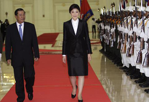 Thủ tướng Campuchia Hun Sen đón tân Thủ tướng Thái Lan Yingluck.
