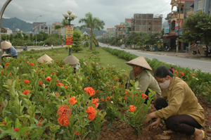 Công nhân Công ty CP Môi trường Đô thị Hòa Bình                      trồng thảm hoa trên đường Trần Hưng Đạo (thành phố Hòa Bình). ảnh:H.T