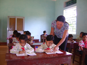 Học sinh trường tiểu học Nam Sơn được chỉ bảo ân cần của thầy cô giáo và sự quan tâm của cấp ủy, chính quyền địa phương.