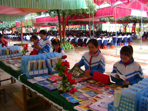 Học sinh trường tiểu học thị trấn Chi Nê (Lạc Thủy)?tham dự ngày hội văn hóa đọc do Sở GD&ĐT tổ chức.