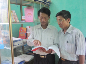 Cán bộ, đảng viên Đảng bộ thị trấn Đà Bắc trau dồi kiến thức “Học tập và làm theo tấm gương đạo đức Hồ Chí Minh” qua sách, báo.