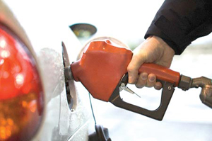 Giá xăng dầu trong nước khó giảm vì tính độc quyền còn rất lớn.