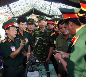 Trung tướng Nguyễn Trung Thu (ngoài cùng, bên trái) kiểm tra phân xưởng sửa chữa vũ khí của Bộ CHQS tỉnh Gia Lai trong diễn tập khu vực phòng thủ tỉnh.