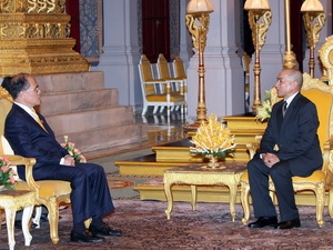 Chủ tịch Quốc hội Nguyễn Sinh Hùng đã đến yết kiến Quốc vương Norodom Shihamoni.