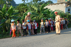 CSGT huyện Lương Sơn hướng dẫn học sinh Trường tiểu học xã Tân Thành tham gia giao thông.