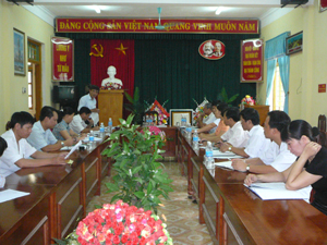 Đoàn khảo sát làm việc tại Bệnh viện Đa khoa huyện Yên Thủy.