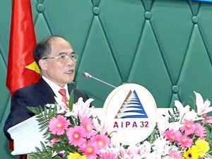 Chủ tịch Quốc hội Nguyễn Sinh Hùng phát biểu tại phiên họp 
toàn thể thứ nhất, AIPA-32.