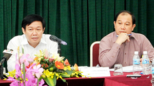 Bộ trưởng Bộ Tài chính Vương Đình Huệ (trái) và Thứ trưởng Bộ Công thương Nguyễn Cẩm Tú tại hội thảo ngày 20-9.