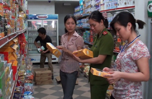 Đoàn kiểm tra liên ngành kiểm tra các mặt hàng đóng hộp tại các siêu thị đảm bảo VSATTP trước ngày lễ kỷ niệm.