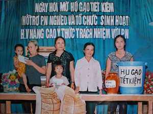 Hội Phụ nữ phường Thịnh Lang tổ chức ngày hội mở “hũ gạo tiết kiệm” hàng năm để ủng hộ các hội viên nghèo và những người gặp hoàn cảnh khó khăn trong cuộc sống.