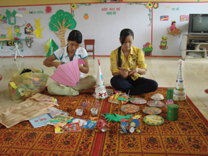Đội ngũ giáo viên trường mầm non Bình Thanh (Cao Phong) duy trì tốt việc tạo đồ dùng, đồ chơi phục vụ dạy và học của cô và trò.