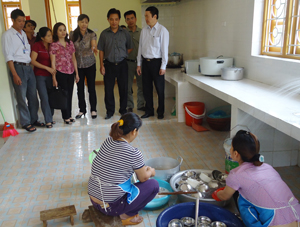 Đoàn công tác Viện Vệ sinh dịch tễ TƯ tìm hiểu công tác tuyên truyền, phòng - chống dịch bệnh tay - chân - miệng tại trường Mầm non xã Lâm Sơn, huyện Lương Sơn.