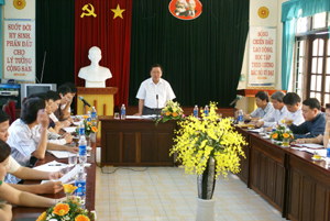 Đồng chí Bùi Văn Tỉnh, U.V.T.Ư Đảng, Chủ tịch UBND tỉnh phát biểu kết luận buổi làm việc với lãnh đạo Báo Hòa Bình.