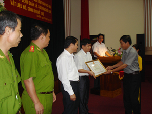 Đồng chí Bùi Văn Cửu, Phó Chủ tịch Thường trực UBND tỉnh trao bằng khen cho các tập thể có thành tích xuất sắc trong thực hiện Đề án 1081.
