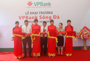 Lãnh đạo Ngân hàng Nhà nước tỉnh, VP Bank Hoà Bình và đại diện UBND TP Hoà Bình cắt băng khai trường VP Bank Sông Đà.