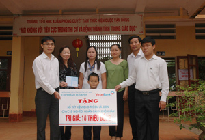 Lãnh đạo Vietinbank Hòa Bình và LĐLĐ tỉnh trao tiền tiết kiệm cho em Bùi Tuấn Anh, trường tiểu học xã Xuân Phong (Cao Phong).