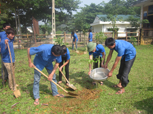 ĐVTN xóm Đá 1, xã Lỗ Sơn trồng cây xanh hưởng ứng chiến dịch làm cho thế giới sạch hơn.