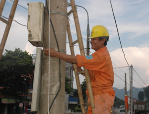 Cán bộ kỹ thuật Điện lực thành phố Hòa Bình tiến hành kiểm tra, bảo dưỡng hệ thống điện để chuẩn bị cho lễ kỷ niệm.
