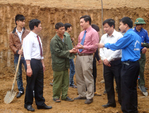 Đại diện lãnh đạo Tỉnh Đoàn, Huyện ủy, UBND huyện Lạc Thủy thăm hỏi, động viên gia đình ĐV nghèo xóm Suối Tép, xã Đồng Tâm được hỗ trợ xây dựng nhà nhân ái.