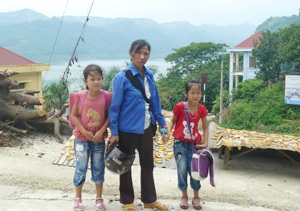 Cô giáo Ninh Thị Lý với các em học sinh ở chi Vôi.