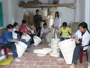 Trung tâm Dạy nghề huyện Lương Sơn mở lớp dạy nghề  mây - tre đan chuyển đổi nghề nghiệp cho lao động trong huyện.