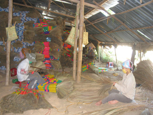 Doanh nghiệp Minh Thắng chuyện sản xuất chổi chít xuất khẩu tại xã Mông Hóa (Kỳ Sơn) tạo việc làm ổn định cho trên 200 lao động nữ địa phương.