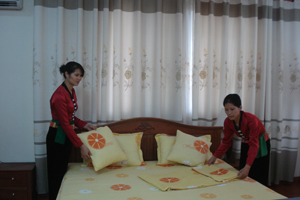 Cán bộ nhà khách UBND tỉnh chuẩn bị chu đáo phòng nghỉ cho các đại biểu về dự lễ kỷ niệm.